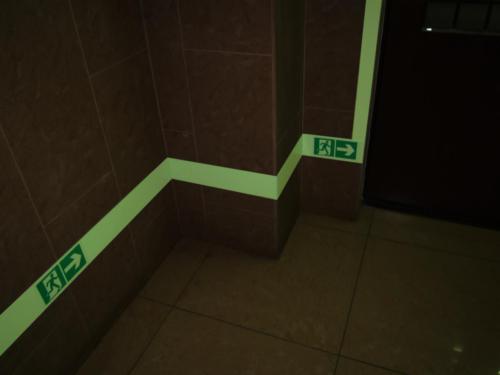 Направляющая линия и окантовка двери из фотолюминесцентного пластика в темноте