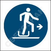 M051    /Alighting from toboggan to the right
