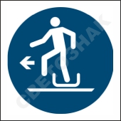 M050    /Alighting from toboggan to the left